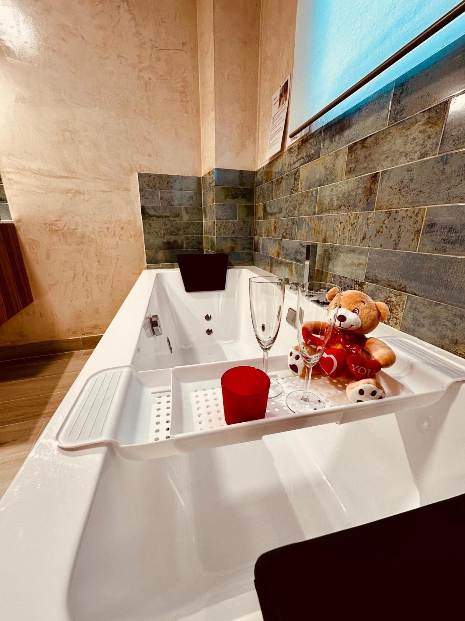 Cherry Jacuzzi Apartment *