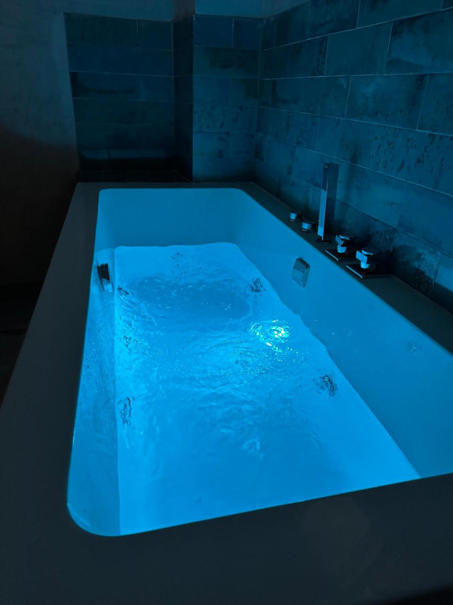 Cherry Jacuzzi Apartment